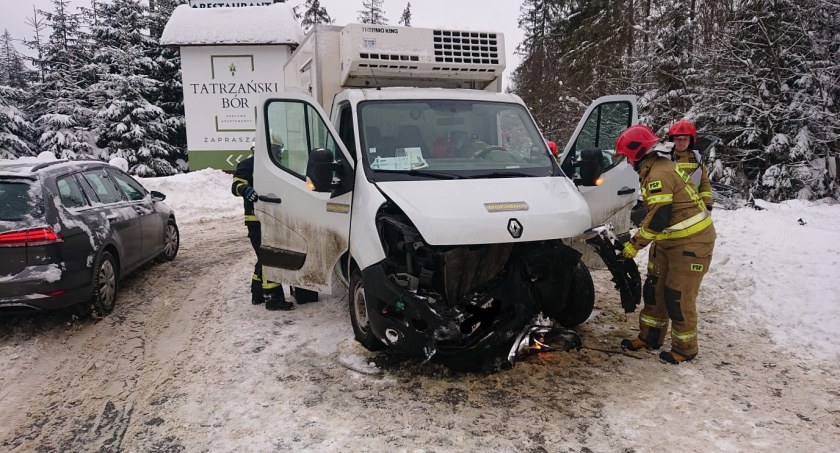 Zderzenie samochodów - jedna osoba poszkodowana