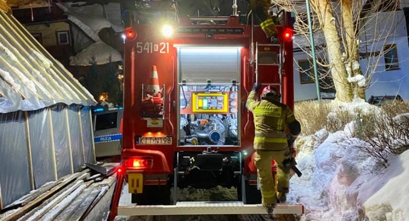 83-letni mężczyzna z poparzeniami został wyniesiony z płonącego budynku