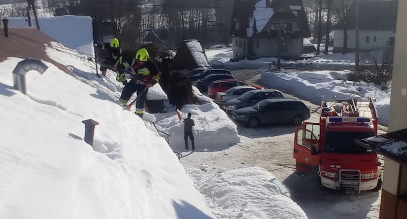 Śnieg i sople zagrażały bezpieczeństwu - pomogli strażacy