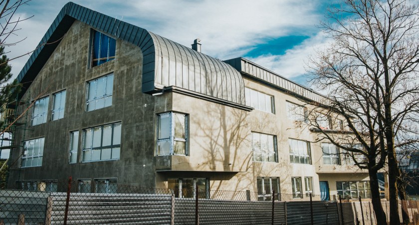 Spacer po budowanej szkole w Murzasichlu