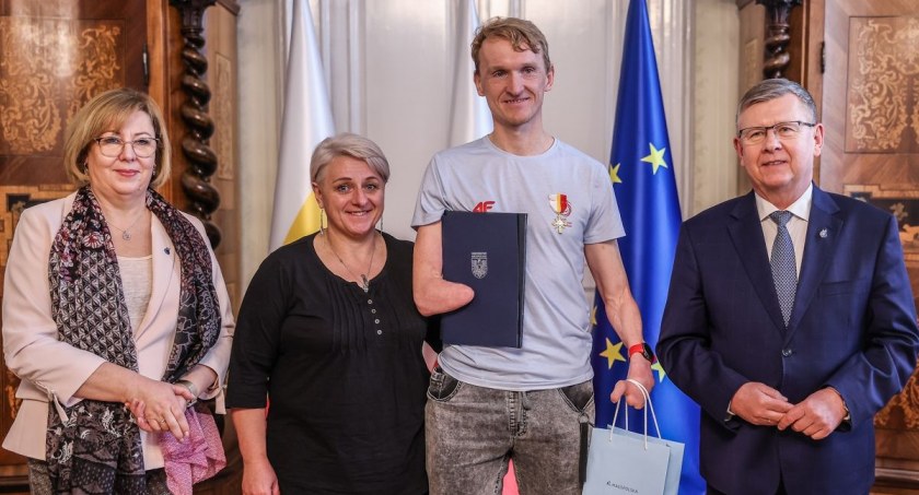 Witold Skupień, mistrz i wicemistrz świata w paranarciarstwie biegowym nagrodzony Złotą Odznaką Honorową Województwa Małopolskiego Krzyżem Małopolskim 