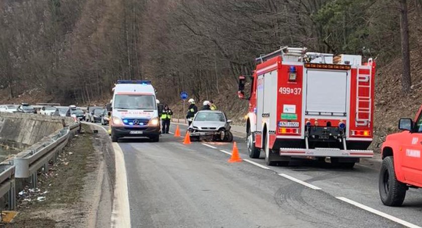 Wpadł w pośllizg - uderzył w mur i skarpę 