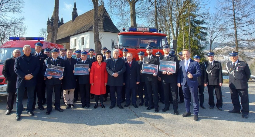 Strażacy ze Spytkowic, Chochołowa, Orawki i Ochotnicy Dolnej z promesami na zakup nowych wozów