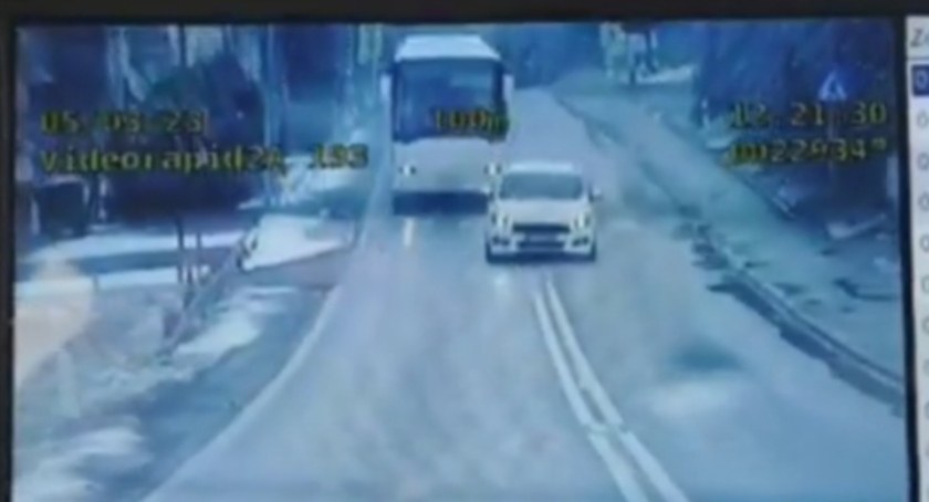 Wyprzedzał autobus na przejściu dla pieszych - dobrze się nagrało