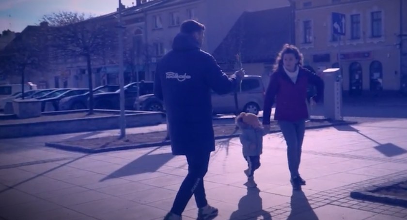 Zawodnicy NKP Podhala rozdawali kwiaty na nowotarskim rynku