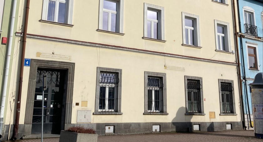 Główna siedziba Miejskiej Biblioteki Publicznej w sercu Nowego Targu 