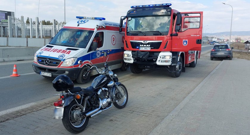 Potrącony motocyklista zabrany do szpitala