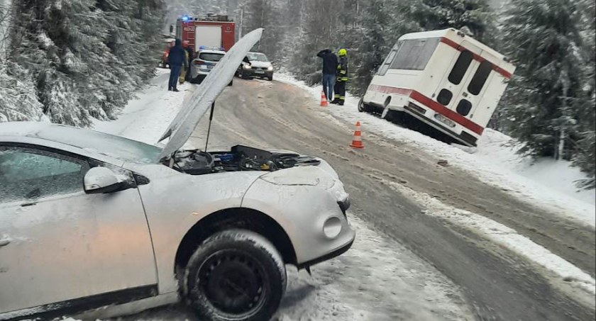 Po zderzeniu wypadli z drogi