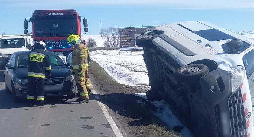 Po zderzeniu wypadł z drogi 