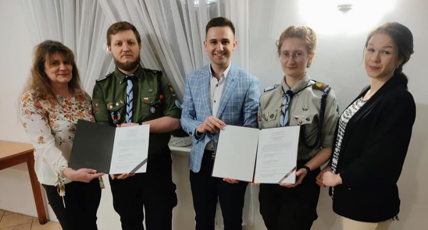 Harcerski wypoczynek dla dzieci i młodzieży z Orawy - umowa podpisana