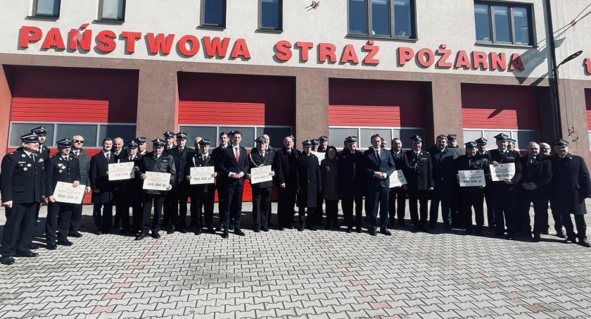 Wręczenie promes na zakup pojazdów ratowniczo-gaśniczych dla jednostek OSP z powiatów nowotarskiego i tatrzańskiego