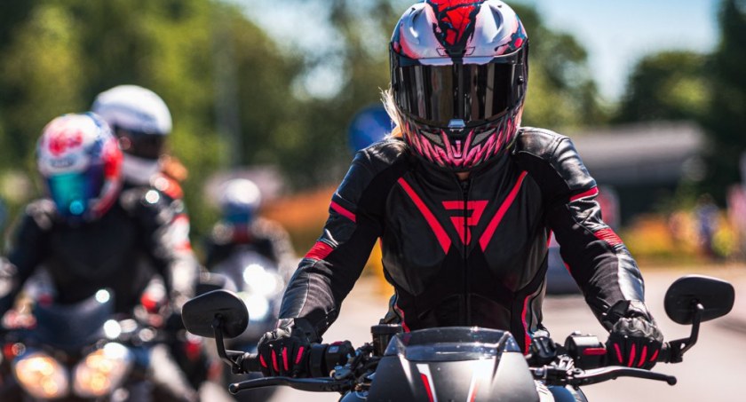 Przegląd odzieży motocyklowej marki Rebelhorn - jak wybrać najlepszą kurtkę tekstylną, która idealnie sprawdzi się podczas upalnego lata