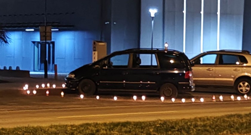 Znicze wokół wraku przed MCK - lokalni aktywiści wyrazili swoje niezadowolenie