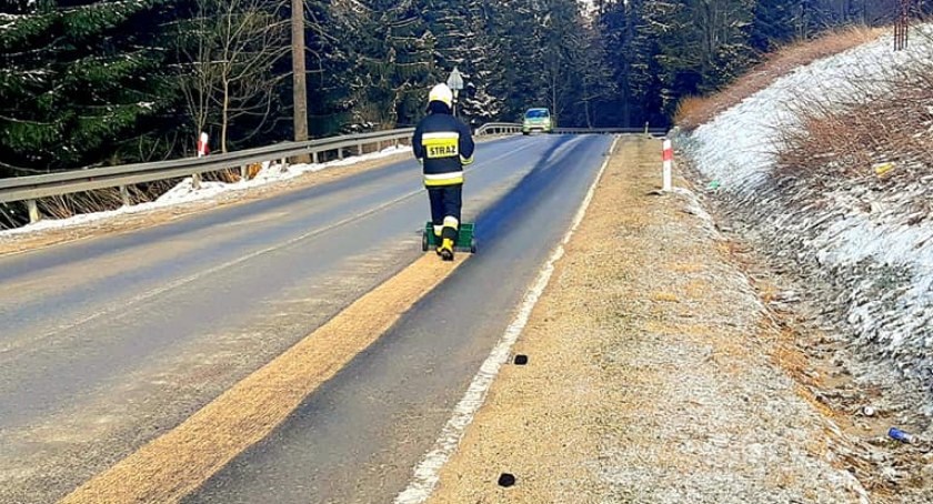 Strażacy zneutralizowali długą plamę i posprzątali rozsypany .... węgiel