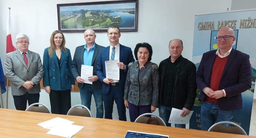 Droga z Trybsza do Czarnej Góry zostanie zmodernizowana - podpisano także umowy na realizację innych zadań drogowych w gminie Łapsze Niżne
