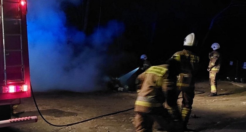 Pożar przed bramą cmentarną