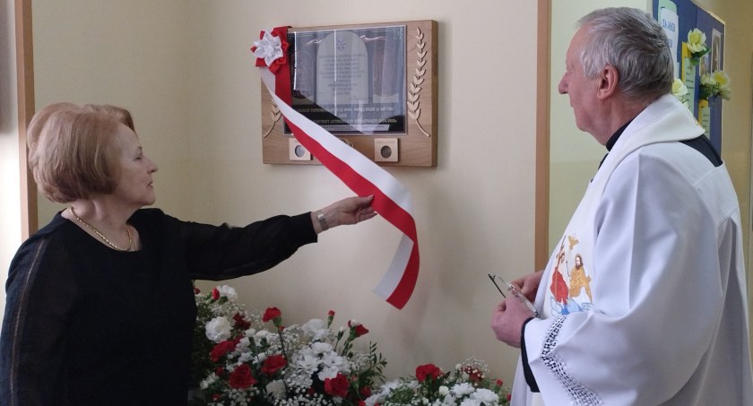 Ziemia katyńska i smoleńska w tablicy pamiątkowej w Liceum w Czarnym Dunajcu 