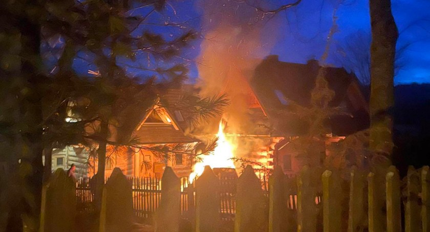 Pożar samochodu i drewnianego domu