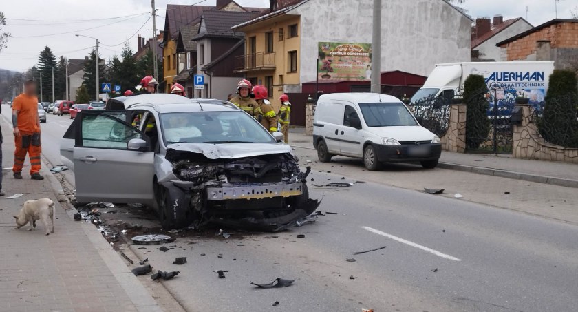 Zderzenie trzech samochodów na Waksmundzkiej