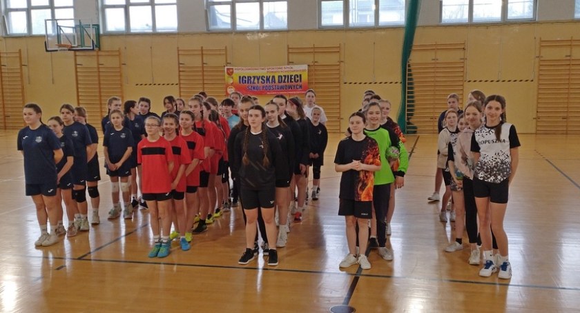 Rozegrano Powiatowe Igrzyska Dzieci w mini - piłce ręcznej dziewcząt