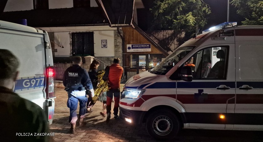 Przemokniętą i mocno wychłodzoną kobietę odnaleziono w korycie rzeki