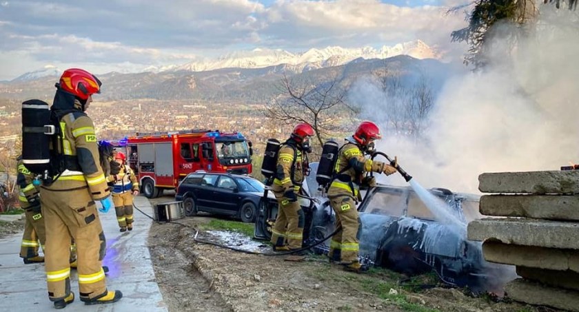 Pożar samochodu z widokiem na Tatry