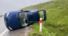 Po dachowaniu na zakopiance kobieta w ciąży zabrana do szpitala