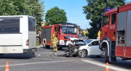 Policja podaje szczegóły czołowego zderzenia w Waksm&hellip;