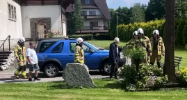 Rój pszczół przy kościele w Podczerwonem - strażacy &hellip;