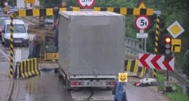 Kierowca zignorował oznakowanie i uszkodził bramowni&hellip;
