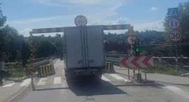 Kolejny kierowca próbował przejechać pod belką na mo&hellip;