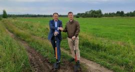 Powstanie nowa ścieżka rowerowa na Podhalu - wójt i minister wbili symbolicznie łopaty pod jej budowę (zdjęcia i film)