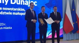 Czarny Dunajec oficjalnie miastem - premier Morawiecki wręczył akt nadania praw miejskich oraz klucz do miasta
