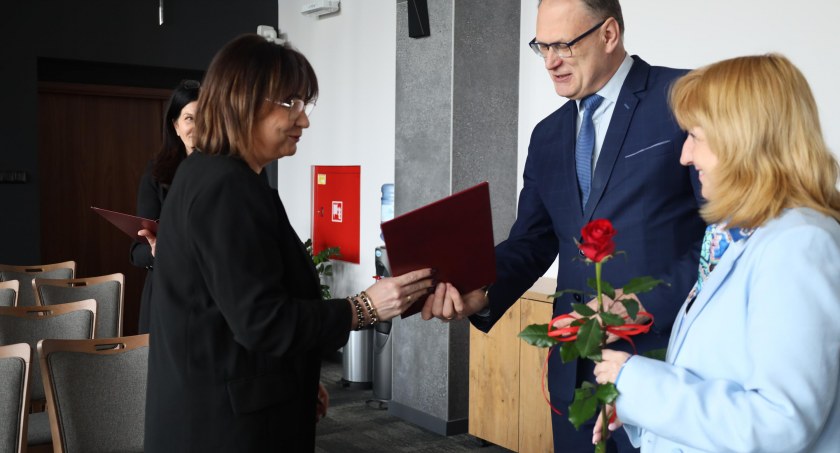 Prezydent wręczył nominacje dyrektorom radomszczańskich szkół i przedszkoli. To będzie ich kolejna kadencja