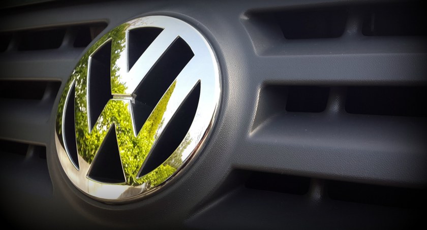 Pijany 68-latek za kierownicą volkswagena. Zatrzymał się na czerwonym, ale kiedy włączyło się zielone, nie ruszył