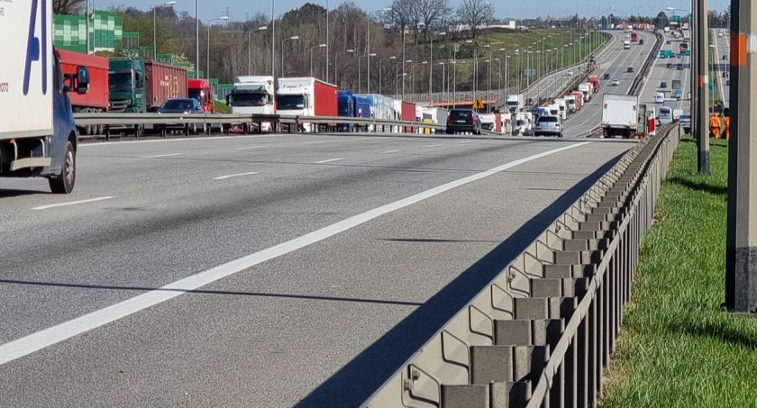 Autostrada A1. Maciej Zalewski (GDDKiA Łódź): Jutro wyłączamy z ruchu pas szybki i środkowy, jazda tylko prawym pasem
