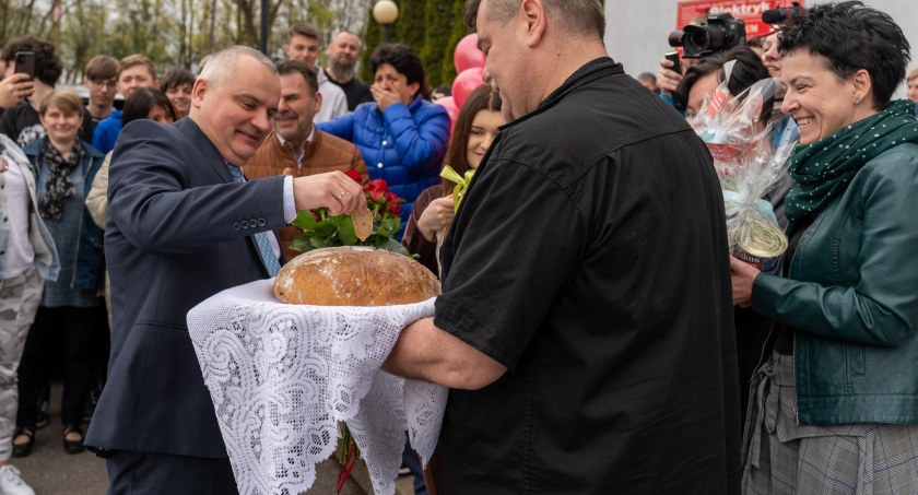 [WIDEO] Adam Jałkiewicz witany chlebem, zarząd nie ma protokołu, a przewodnicząca komisji Małgorzata Lewandowska milczy
