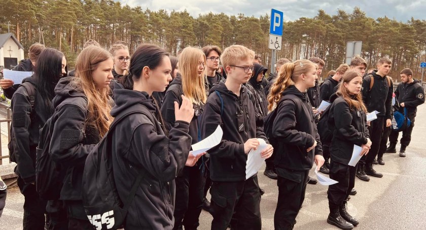 Manewry klas mundurowych. Uczniowie Mechanika pojechali do Galewic w powiecie wieruszowskim