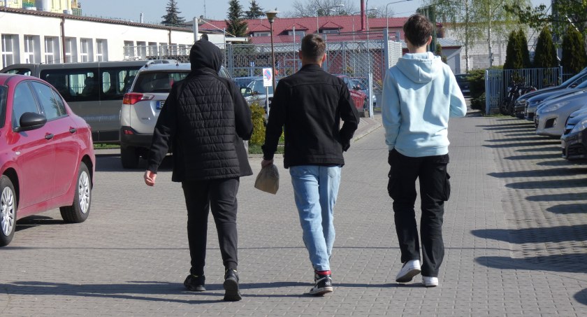 ZSP nr 1 walczy o dyrektorkę. Najpierw oświadczenie grona pedagogicznego, a dzisiaj w Mechaniku uczniowie i nauczyciele ubrani na czarno