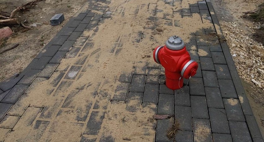 Czytelnik: Idę sobie Szarych Szeregów i nagle, jak grzyb po deszczu, z kostki wyrasta przede mną... hydrant!