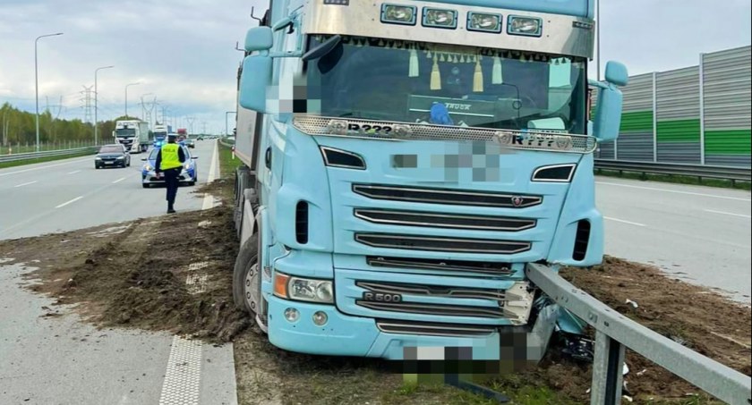 Kolizja na autostradzie A1. Samochód ciężarowy uderzył w bariery energochłonne. Wystrzeliła opona, kierowca niewiele mógł zrobić
