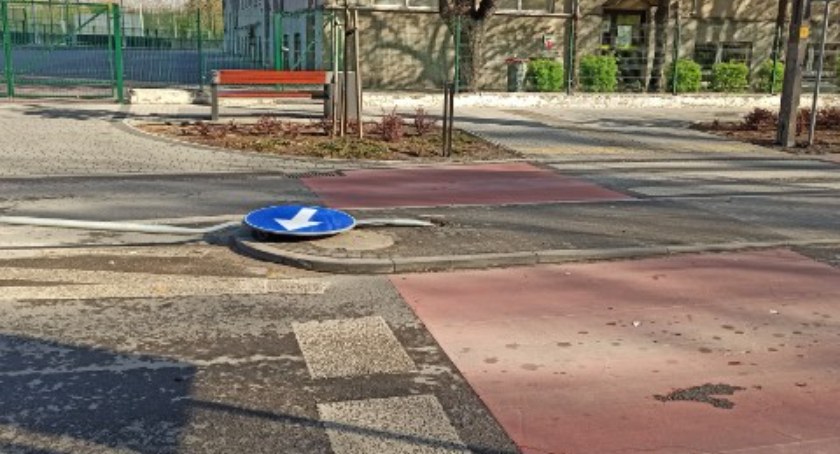 Uroki nocnego życia w Radomsku: ścięty znak drogowy na ul. Piłsudskiego
