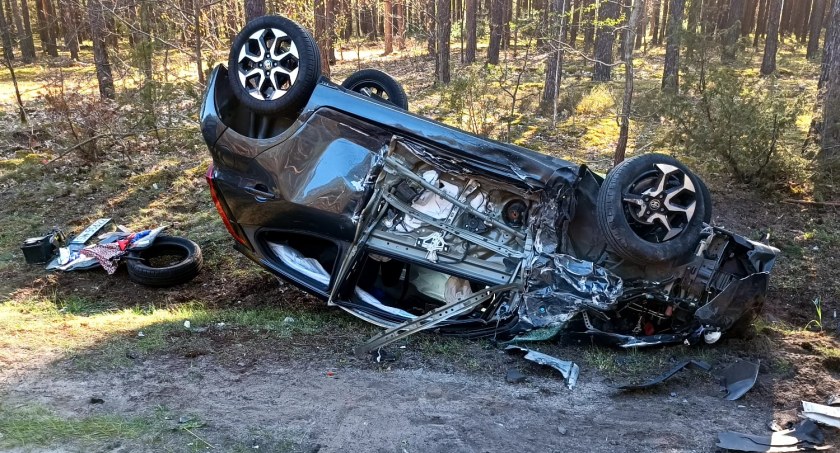 Jabłonna w gminie Przedbórz. Zderzenie dwóch samochodów osobowych. Jeden z nich dachował