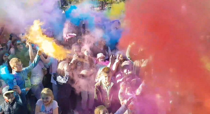 [WIDEO] Festiwal kolorów na placu 3 Maja, czyli świetna zabawa nie tylko dla najmłodszych. A wcześniej bańkowe szaleństwo