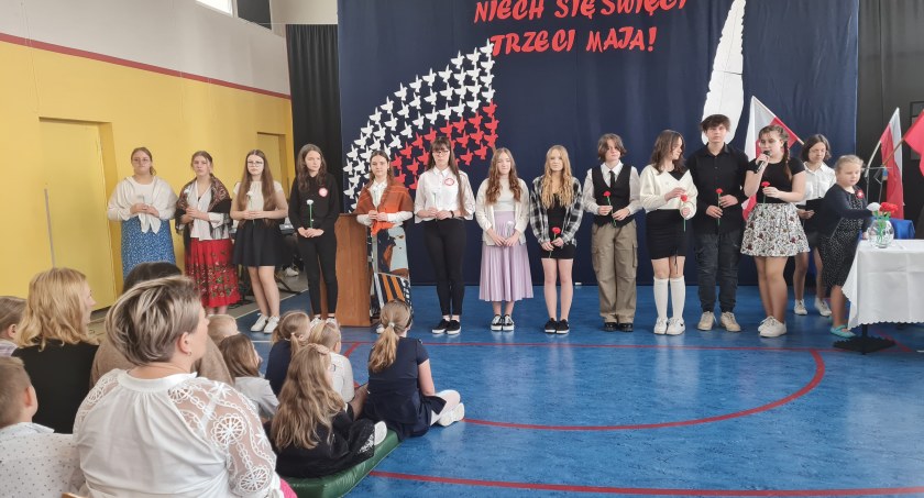 Uczniowie i nauczyciele ZSP w Dobryszycach już uczcili Narodowe Święto Trzeciego Maja