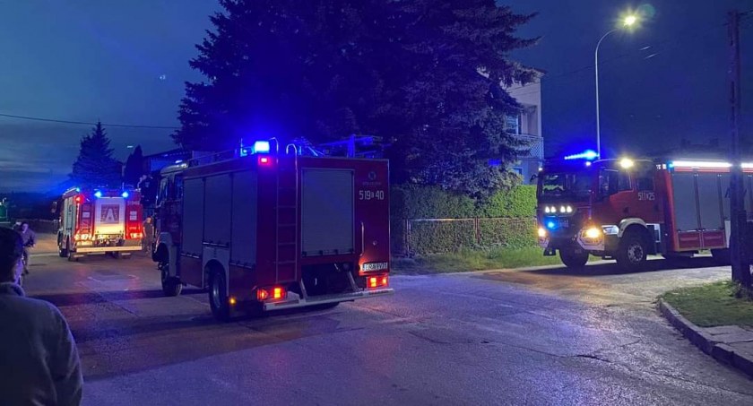 Pożar sadzy w kominie w jednym z domów w miejscowości Gomunice. Na miejscu trzy jednostki straży pożarnej 