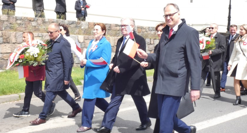 Obchody rocznicy uchwalenia Konstytucji 3 Maja: msza, pochód, przemówienie, kwiaty [Zdjęcia, wideo]