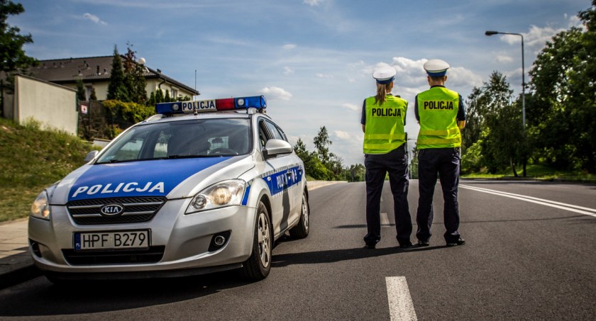 Majówka na drogach: przekraczanie prędkości, pijani za kierownicą, kierujący bez prawa jazdy, jeden z sądowym zakazem