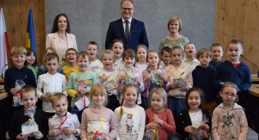 Salę obrad Urzędu Miasta odwiedzili mali goście. Przedszkolaki z Czwórki sporo się dowiedziały o urzędzie i urzędników