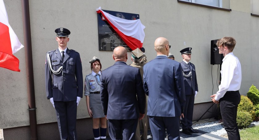 Na ścianie PSP w Płoszowie w gminie Radomsko zawisła tablica pamiątkowa poświęcona porucznikowi nawigatorowi Janowi Rudkowi